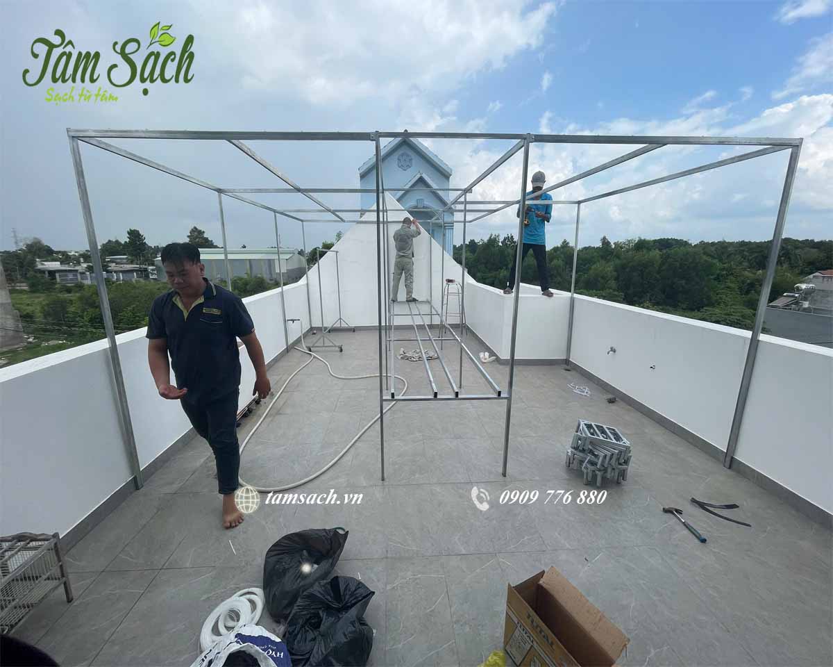 Lắp đặt hệ khung và bố trí khu vực trồng rau. Lắp đặt hệ khung và bố trí khu vực trồng rau.